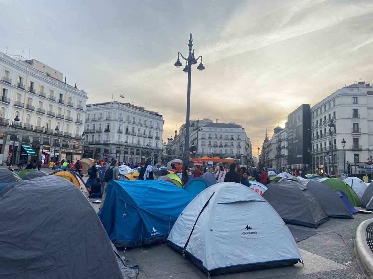 500 personas amanecen en la Puerta del Sol de Madrid tras acampar para exigir el 'decreto Maricarmen'