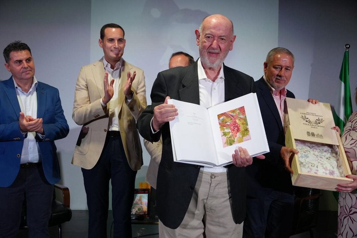 El presidente de la Diputación asiste a la donación de Juan Eslava Galán de una obra pictórica al Museo Cerezo Moreno