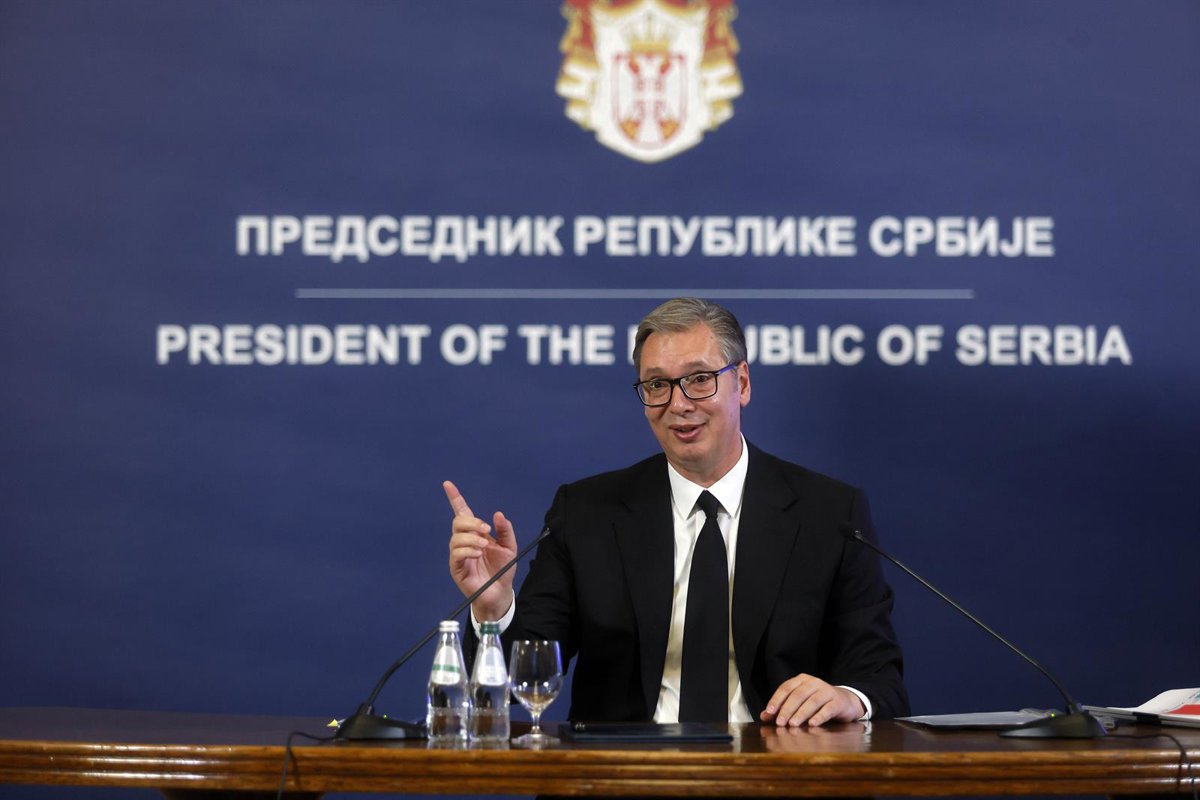 Dimite el presidente serbio, Aleksandar Vucic, paso previo para presentarse a primer ministro