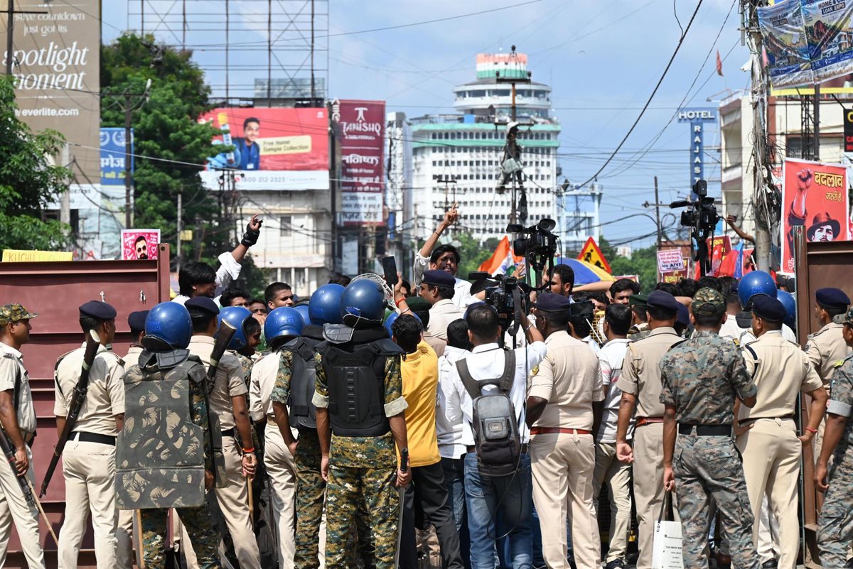 Estudiantes de India denuncian más de 1.000 detenidos durante una gran protesta contra el jefe de la Comisión Electoral
