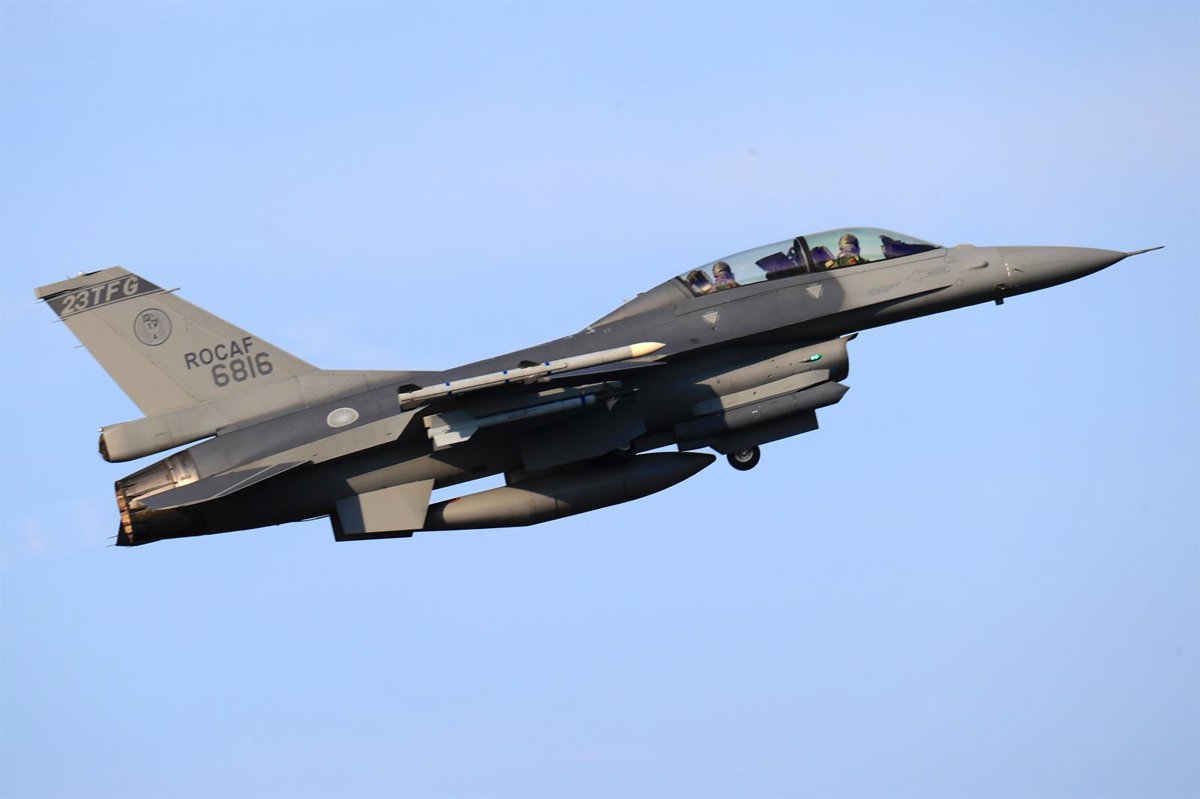 Taiwán recibe dos nuevos cazas F-16 de EEUU en pleno refuerzo de su flota: «Invertir en defensa es invertir en paz»