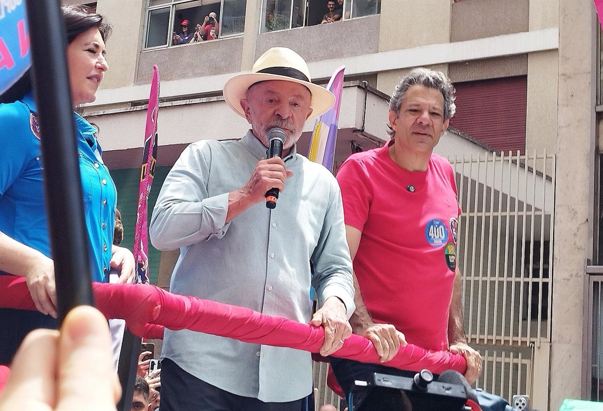 Lula apela tras votar a elegir entre «fortalecer el régimen democrático o la barbarie»