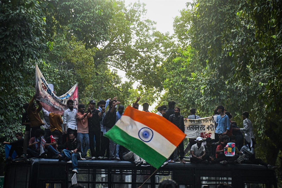 El líder opositor de India se une al movimiento juvenil de «las cucarachas» contra el jefe de la Comisión Electoral