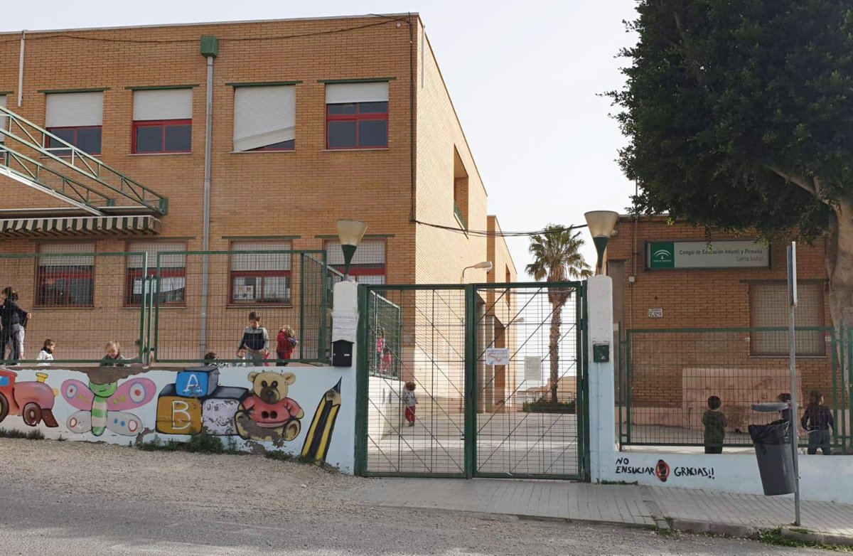 Investigan los daños y un posible robo en el colegio público Santa Isabel de Almería durante la madrugada