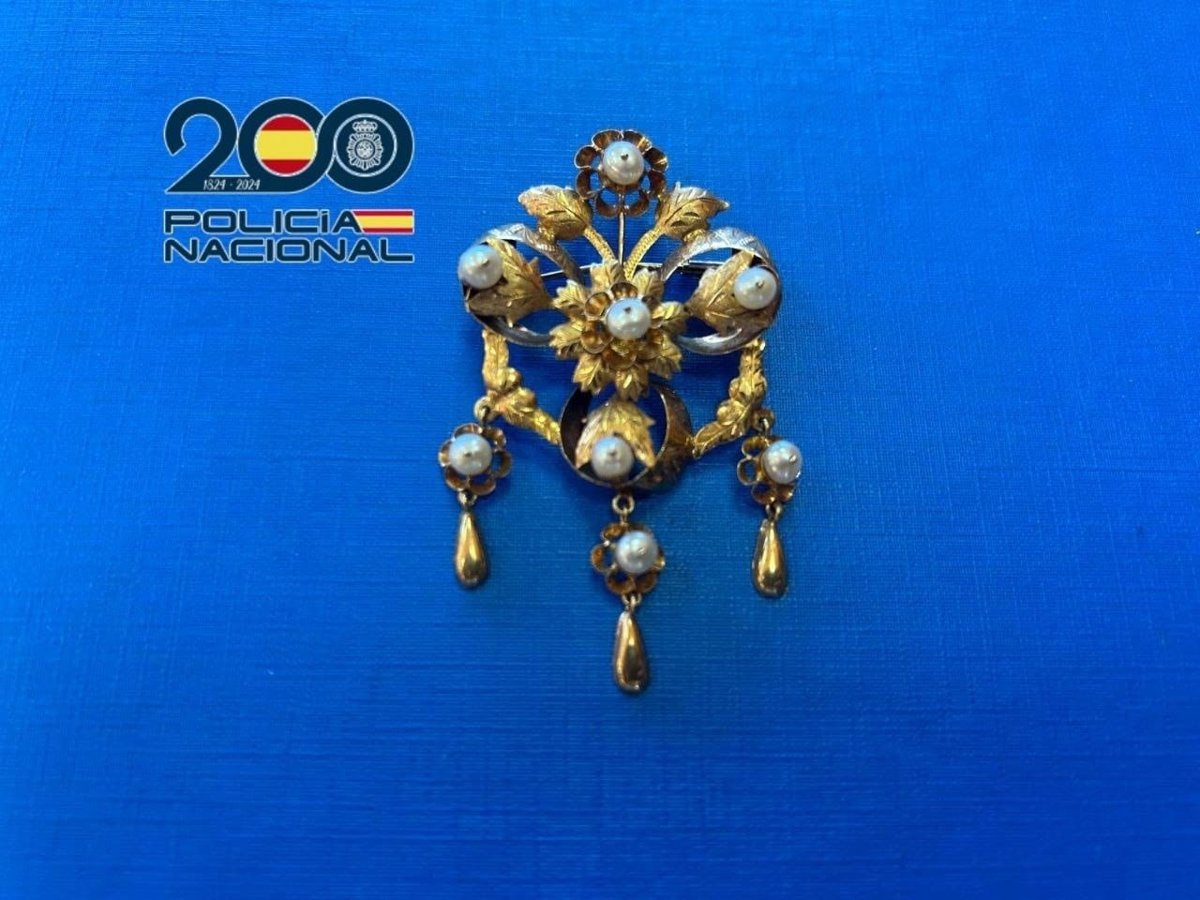 Recuperado el broche de la Virgen de la Encarnación tras ser robado en la iglesia del Sector Sur de Córdoba