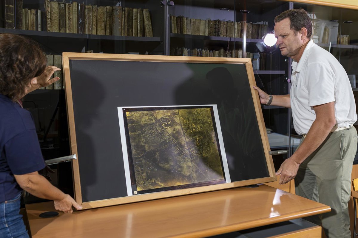 Ayuntamiento de Granada e IECA comienzan trabajos de digitalización de la cargografía histórica del Archivo Municipal