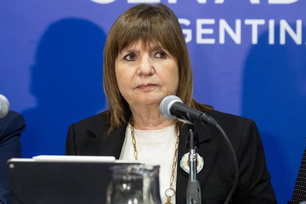 El partido de Milei defiende a Flávio Bolsonaro y denuncia un acto de persecución política tras su huida a EEUU